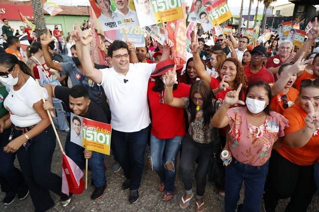 Candidato Rafael Fonteles com apoiadores no bairro Dirceu Arcoverde